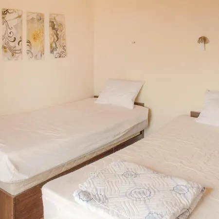 Three-bedroom Holiday In Kosharica *